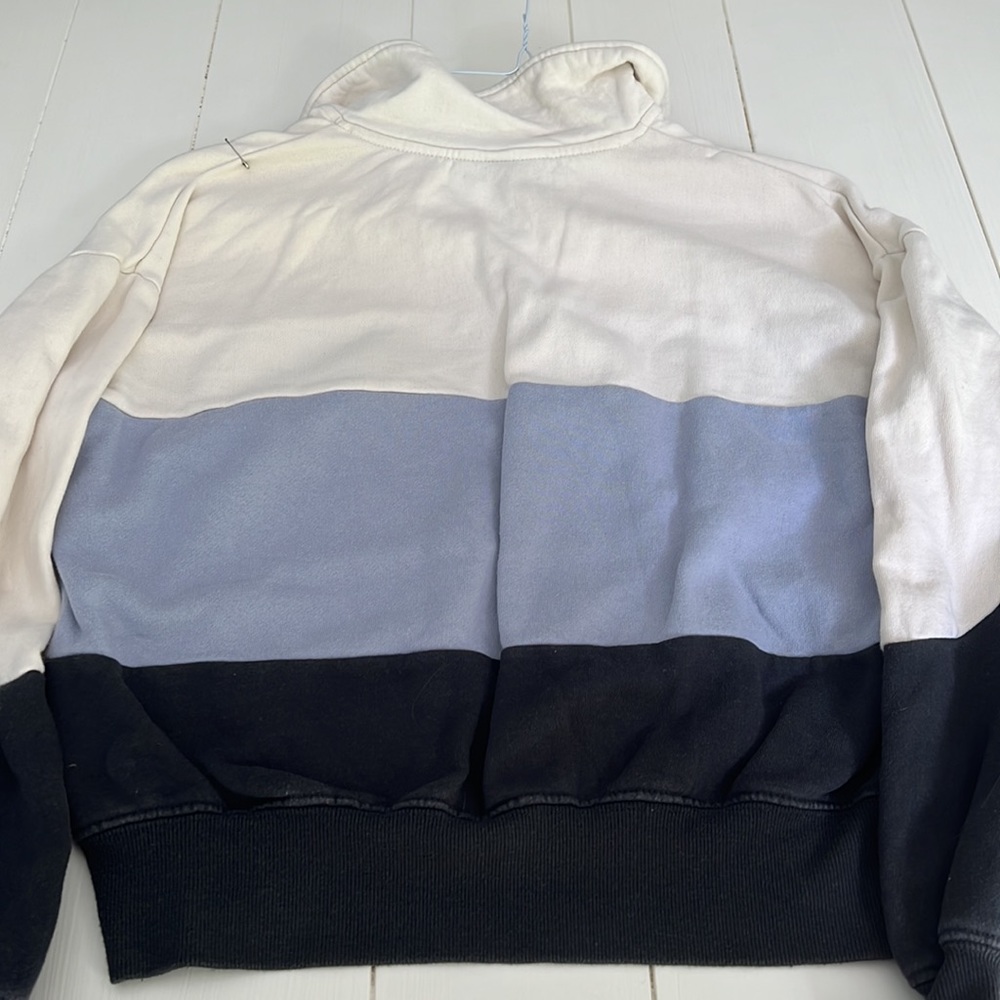 Universal Thread Pullover - Picture 2 of 3